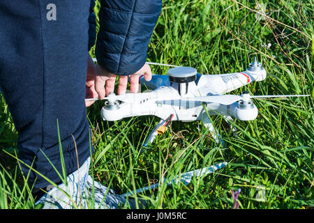 Abstrait et conceptuel enfant jouant avec un drone. La télédétection. La felicità di un bambino con un giocattolo moderno e pericoloso. Banque D'Images