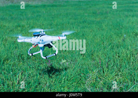 Abstrait et conceptuel enfant jouant avec un drone. La télédétection. La felicità di un bambino con un giocattolo moderno e pericoloso. Banque D'Images