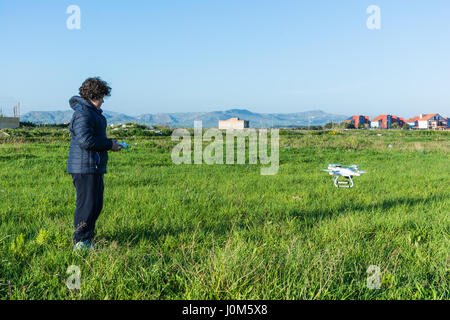 Abstrait et conceptuel enfant jouant avec un drone. La télédétection. La felicità di un bambino con un giocattolo moderno e pericoloso. Banque D'Images