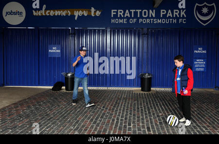 Vue générale d'enfants jouant au football à l'extérieur de la terre, devant le ciel parier League Deux match à Fratton Park, Portsmouth. Banque D'Images