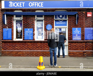 Vue générale de fans la collecte des billets avant le Sky Bet League Deux match à Fratton Park, Portsmouth. Banque D'Images