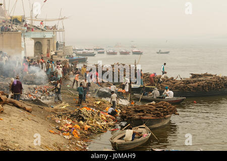 VARANASI, INDE - 09 février : Engagement service sur la rive de la rivière Ganges dans la ville sainte indienne Varanasi, Inde, Varanasi en Février 09, 20 Banque D'Images