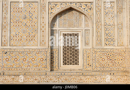 Le marbre blanc détail dans Baby Taj à Agra, Uttar Pradesh, Inde Banque D'Images