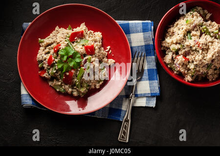 Couscous salade au thon, poivron, concombre, oignon rouge et haricots verts sur une plaque Banque D'Images