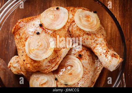 Cuisses de poulet crus marinés dans une cocotte. Vue d'en haut Banque D'Images