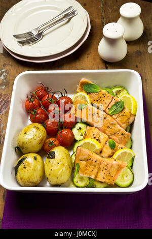 Saumon aux tomates cerises, courgettes et pommes de terre bébé Banque D'Images