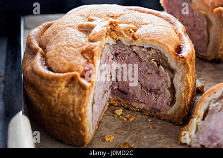 Pork pie - pâte brisée traditionnelle britannique Banque D'Images
