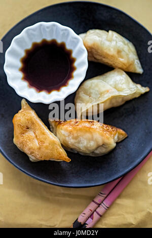 Mengetout crevette jiaozi les gyozas avec de la sauce soja Banque D'Images