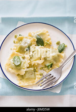 Raviolis au basilic avec l'huile d'olive Banque D'Images