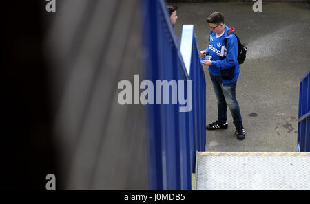 Un ventilateur à l'extérieur du terrain de Portsmouth le ciel avant de parier deux ligue match à Fratton Park, Portsmouth. Banque D'Images