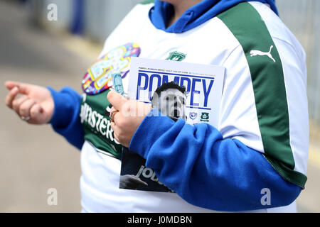 Un ventilateur de Plymouth Argyle est titulaire d'un match à l'extérieur du programme le sol avant que le ciel parier League Deux match à Fratton Park, Portsmouth. Banque D'Images