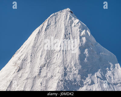 Apogée Jambeyang avec fond de ciel bleu, le Parc National de Daocheng Yading, Sichuan, Chine. Banque D'Images
