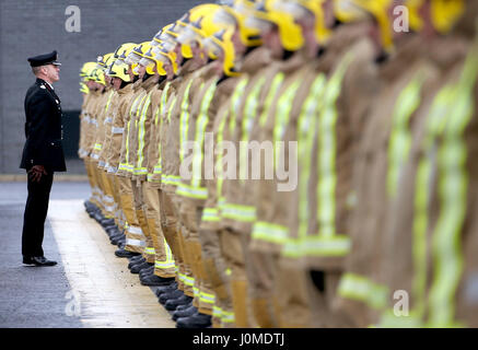 L'agent en chef adjoint Lewis Ramsay examine certains des 101 nouveaux pompiers à temps plein qui ont obtenu leur diplôme dans une cérémonie spéciale à l'incendie et de secours Service National Training Center à Cambuslang, Glasgow. Banque D'Images