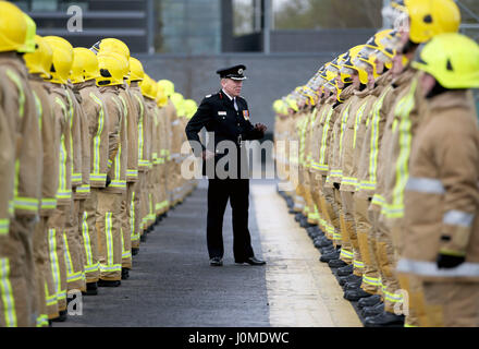 L'agent en chef adjoint Lewis Ramsay examine certains des 101 nouveaux pompiers à temps plein qui ont obtenu leur diplôme dans une cérémonie spéciale à l'incendie et de secours Service National Training Center à Cambuslang, Glasgow. Banque D'Images