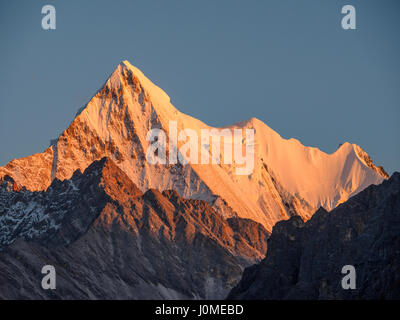 Belle golden Snow Mountain, crête, Jambeyang Daocheng Yading National Park, Sichuan, Chine. Banque D'Images