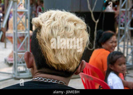 Un chanteur aux cheveux blonds est de prendre une pause pendant l'exécution à une célébration du Nouvel An Traditionnel Khmer inTboung Khmum, Province. Le Cambodge. Banque D'Images