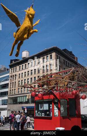 Pegasus décoration cheval volant mythique et Kiosque d'information, Chinatown, NEW YORK, USA Banque D'Images