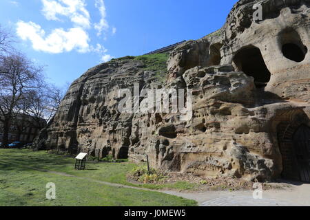 Les grottes dans les falaises de grès Nottingham UK Avril 2017 Banque D'Images