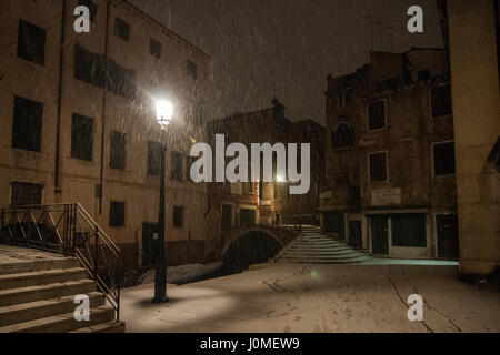 Un pont et un canal complètement blanche lors d'une lourde neige à Venise. Banque D'Images