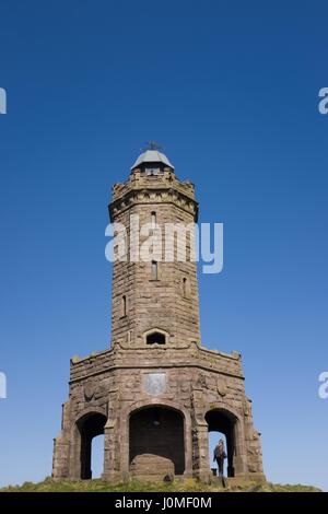 Au-dessus de la tour du Jubilé Darwen Blackburn contre un ciel bleu vif Banque D'Images