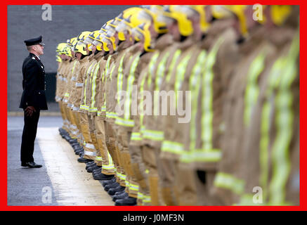 PABEST Agent en chef adjoint Lewis Ramsay examine certains des 101 nouveaux pompiers à temps plein qui ont obtenu leur diplôme dans une cérémonie spéciale à l'incendie et de secours Service National Training Center à Cambuslang, Glasgow. Banque D'Images