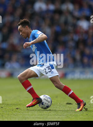 Portsmouthâ€™Kyle Bennett en action au cours de la Sky Bet League Deux match à Fratton Park, Portsmouth. ASSOCIATION DE PRESSE Photo. Photo date : vendredi 14 avril, 2017. Voir l'ACTIVITÉ DE SOCCER histoire Portsmouth. Crédit photo doit se lire : Steven Paston/PA Wire. RESTRICTIONS : EDITORIAL N'utilisez que pas d'utilisation non autorisée avec l'audio, vidéo, données, listes de luminaire, club ou la Ligue de logos ou services 'live'. En ligne De-match utilisation limitée à 75 images, aucune émulation. Aucune utilisation de pari, de jeux ou d'un club ou la ligue/dvd publications. Banque D'Images