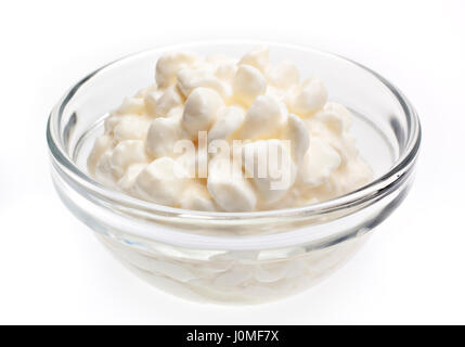 Fromage blanc frais au bol en verre sur fond blanc Banque D'Images