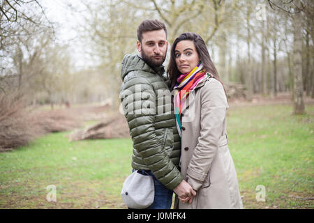 Jeune couple à alarmé Banque D'Images