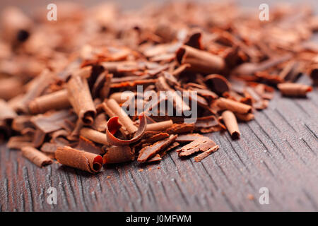 Copeaux de chocolat noir sur le tableau. Photo en gros plan. Banque D'Images