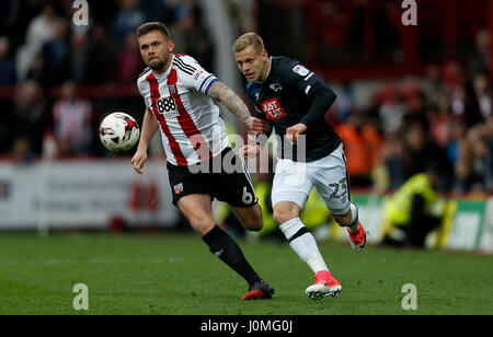 Le Brentford Harlee Dean (à gauche) et Derby County's Matej Vydra (à droite) bataille pour la balle durant le match de championnat à Sky Bet Griffin Park, Londres. Banque D'Images