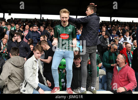 Plymouth Argyle fans célèbre à plein temps au cours de la Sky Bet League Deux match à Fratton Park, Portsmouth. Banque D'Images