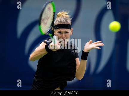 Bienne, Suisse - 11 avril : Marie Bouzkova en action à la 2017 Mesdames Ouvrez Biel tournoi international de tennis WTA Banque D'Images