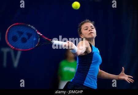 Bienne, Suisse - 10 avril : Jasmine Paolini en action à la 2017 Mesdames Ouvrez Biel tournoi international de tennis WTA Banque D'Images