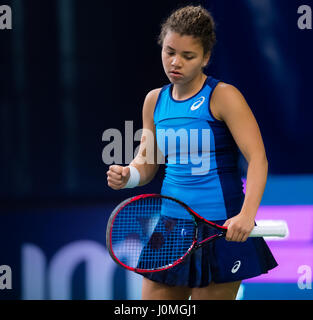 Bienne, Suisse - 10 avril : Jasmine Paolini en action à la 2017 Mesdames Ouvrez Biel tournoi international de tennis WTA Banque D'Images