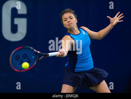 Bienne, Suisse - 10 avril : Jasmine Paolini en action à la 2017 Mesdames Ouvrez Biel tournoi international de tennis WTA Banque D'Images