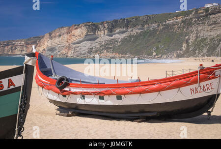 Bateaux de pêche sur la plage dans la ville portugaise de Nazare Banque D'Images