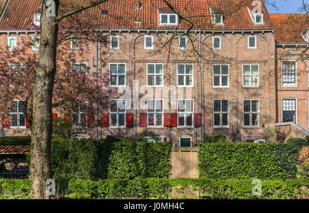 Maisons aux volets rouges dans le centre historique d'Amersfoort, Pays-Bas Banque D'Images