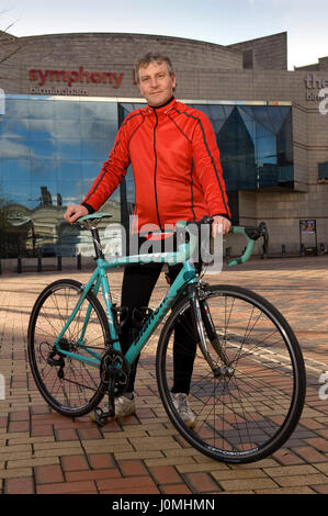 Paul Hudson sur son vélo en face de l'hôtel de ville et de l'équitation le long des canaux. Banque D'Images