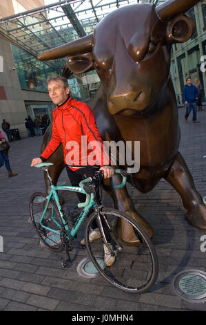 Paul Hudson sur son vélo en face de l'hôtel de ville et de l'équitation le long des canaux. Banque D'Images