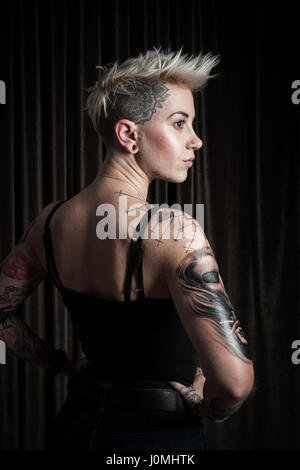 GALWAY, IRLANDE - Septembre 12 : Portrait d'une femme non identifiée avec tattoo qui prenait part à la 3e Annual International Tattoo Show Galway Banque D'Images