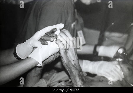 Infirmière de l'armée tenant les mains d'un soldat américain blessé dans un hôpital de soutien au combat, de l'Iraq. Banque D'Images