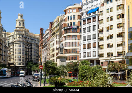 VALENCIA, Espagne - 01 août 2016 : Plaza del Ayuntamiento (place de l'Hôtel de Ville du Modernisme de Valence) est l'une des plus grandes places de Valence et de Cu Banque D'Images