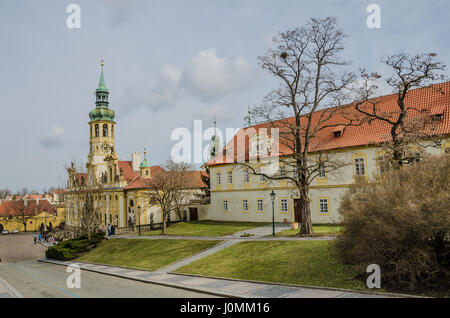 Sanctuaire de Notre-Dame-Lorette a très belle collection d'attractions à proximité du Château de Prague. Le palais de style baroque a été commandé par la famille Lobkowicz. Banque D'Images