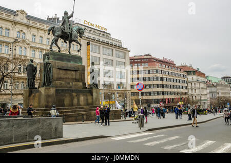 Václavské náměstí est l'une des principales places de la ville et le centre des affaires et des communautés culturelles dans la nouvelle ville de Prague, République tchèque. Banque D'Images