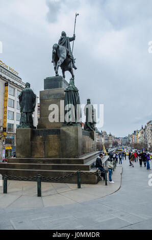 Václavské náměstí est l'une des principales places de la ville et le centre des affaires et des communautés culturelles dans la nouvelle ville de Prague, République tchèque. Banque D'Images