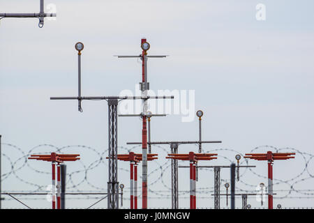 Lumière d'atterrissage signe de sens de marques sur le tarmac de la piste dans un aéroport commercial. Banque D'Images