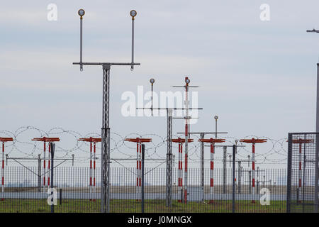 Lumière d'atterrissage signe de sens de marques sur le tarmac de la piste dans un aéroport commercial. Banque D'Images