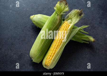 Le maïs frais sur le tableau noir Banque D'Images