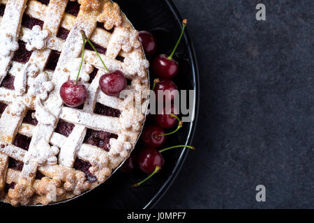 American Pie avec les cerises, le sucre à glacer sur la plaque noire Banque D'Images