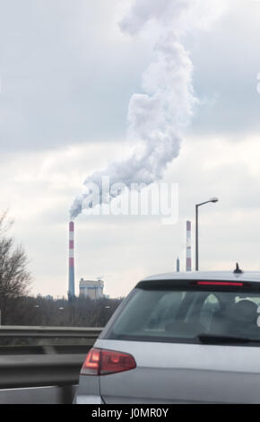 Cheminée d'usine de l'air polluants en ville Banque D'Images